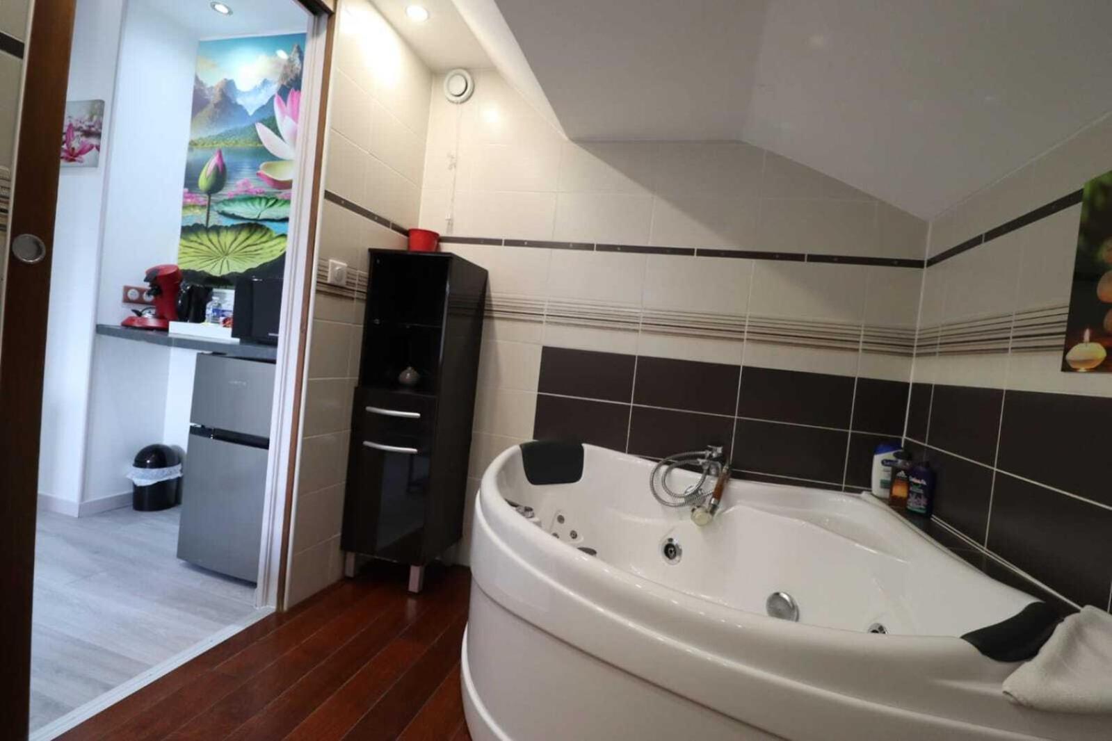 Hotel Le Lotus Blanc Albertville Habitación foto